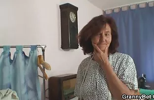 Η μοναχική γιαγιά παίρνει το σέξι κόκορας του σέξι βίντεο βίντεο σέξι ταινία
