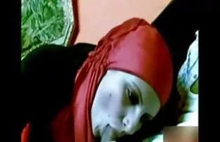 Το αραβικό κορίτσι χάλια κόκορα με κόκκινο hijab