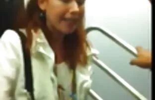 Fail Flash - Η κοκκινομάλλα γυναίκα παίρνει πολύ θυμωμένη στο τρένο