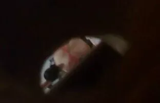 Κορίτσι στο κρυφό κάμπινγκ ηδονοβλεψίας
