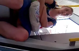 Ξανθιά σε μπλε φόρεμα