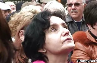Παλιά τουριστική γιαγιά πήρε και βιδώθηκε