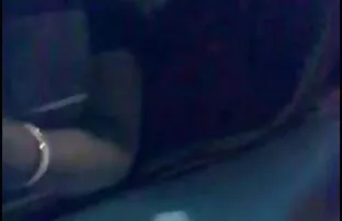 Η θεία του χωριού δείχνει βυζιά