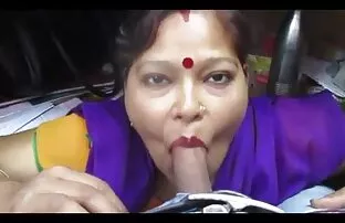 Η Desi aunty δίνει και έπινε cum