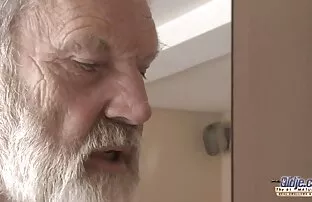 Το έφηβο κορίτσι απορροφά μεγάλο παλιό πουλί και καταπίνει τους χυμούς της
