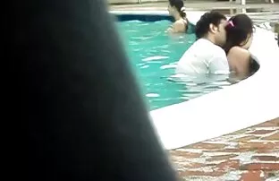 Κολομβιανό ζευγάρι γαμημένο στην πισίνα