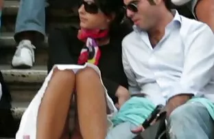 Voyeur 5 babe upskirt στις σκάλες με το φίλο