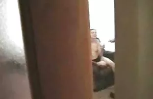 Ο εισβολέας Voyeur παρακολουθεί καυτά κορίτσια.