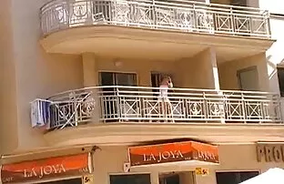 Κρυφό κάμερα κορίτσι χωρίς κιλότες στο μπαλκόνι