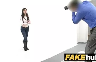 Ο ψεύτικος πράκτορας στα ιταλικά αρέσει να είναι σκληρός στον καναπέ