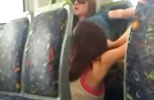 2 κορίτσια πιάστηκαν να τρώνε μουνί στο λεωφορείο