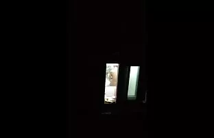 Κορεάτικο κορίτσι που δείχνει το παράθυρο
