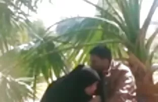Και δουλειά με το χέρι μέχρι το cum στο δημόσιο πάρκο