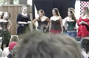 Εννέα κορίτσια με καμπύλες στον διαγωνισμό