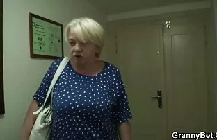 Η γιαγιά χάλασε το νεαρό αγόρι μετά από ψώνια