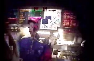 Κορίτσι της McDonald που φοράει απομακρυσμένο δονητή