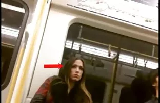 Τα κορίτσια παρακολουθούν την πρόσκρουση στο τρένο