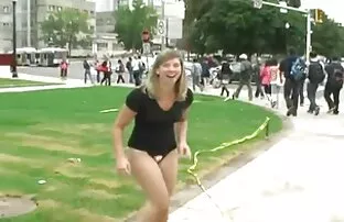 Καυτό κορίτσι κολλεγίων που εμφανίζει έκπληξη στο δρόμο