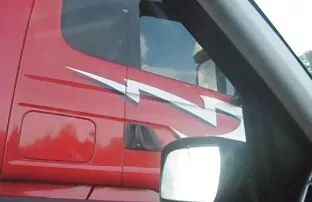 Η Άρτι σηκώνει μπράβο αναβοσβήνοντας το μουνί της στο φορτηγό