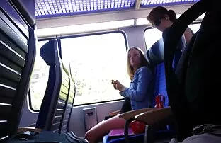 Κορίτσια γυρίσματα στο τρένο και το cum
