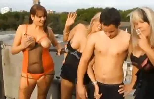 3 Busty Babes Suck Smoke Cock και Share Cum