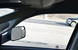 Car Flash Driving - Το ξανθό κορίτσι παίρνει ένα λάκτισμα