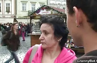 Ο παλιός γιαγιά τουρίστας πηδά στον κόκορα του