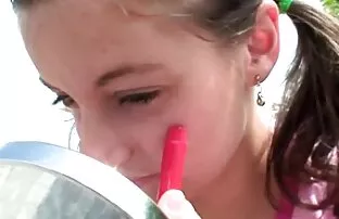 Υπαίθριο τριχωτό μουνί παίρνει Petite Anal