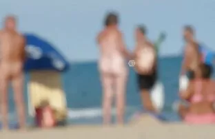Κοιτάξτε την παραλία γυμνιστών με περαστικούς!
