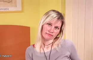Η ξανθιά νοικοκυρά Patricia βρέχεται μόνη της