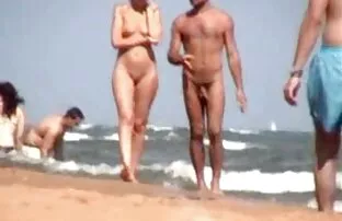 Ξανθιά στην παραλία γυμνιστών