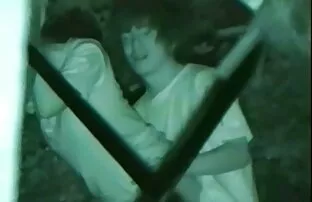 Μεσάνυχτα υπαίθριο σεξ στο πάρκο της πόλης
