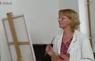 Η γριά γιαγιά πιέζεται από το εφηβικό της μοντέλο