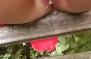 Κόκκινη φούστα έφηβος σκατά