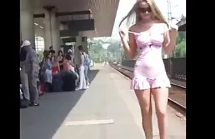 Χαριτωμένο μοντέλο λάμπει μέσα