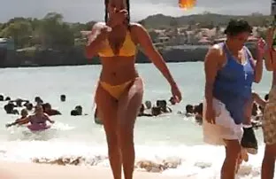 Busty κορίτσι που φορά μπικίνι διάφανο