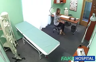 Σέξι νοικοκυρά εξαπατά τον άντρα με το γιατρό της