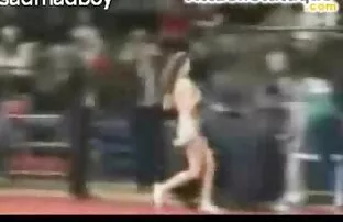 Το Cheerleader αφαιρεί την κορυφή του κατά τη διάρκεια ενός αγώνα μπάσκετ