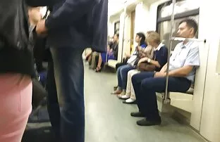 Δημόσιο χύσιμο στο μπουφάν κοριτσιών