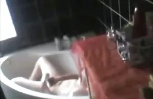 Το κρυφό έκκεντρο πιάνει την αδερφή μου να αυνανίζεται στο ντους