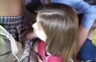 Χαριτωμένος έφηβος που μαζεύεται και παίρνει πίπα και περιποιήσεις προσώπου