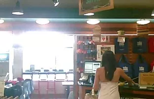 Ένα χαριτωμένο μελαχρινή, ωραίο κώλο και στρινγκ τόσο σέξι!