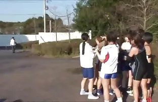 Ιαπωνικά κορίτσια ανυψώνουν άντρα αρκούδα
