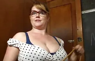 Ο δάσκαλος Big Boob θέλει αυτήν την σέξι ταινία κωμωδίας