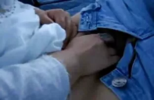 Αστείος άντρας και η ασιατική σύζυγός του σε ένα λεωφορείο που κάνει σεξ