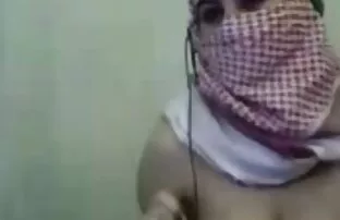 Παλαιστίνιος Άραβας Hijab κορίτσι δείχνει τα μεγάλα βυζιά της σε κάμερα