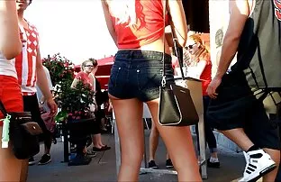 Μακρυμάλλη ξανθιά ειλικρινής