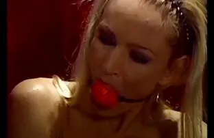 Μεγάλο στήθος γκέι bdsm στο μπουντρούμι