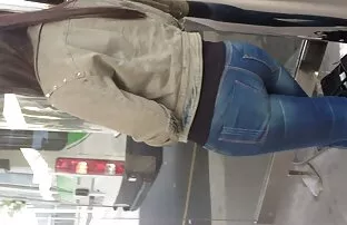Cum on Teen Girl στη στάση λεωφορείου