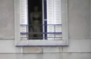 Κάνοντας τη γυναίκα να δείξει